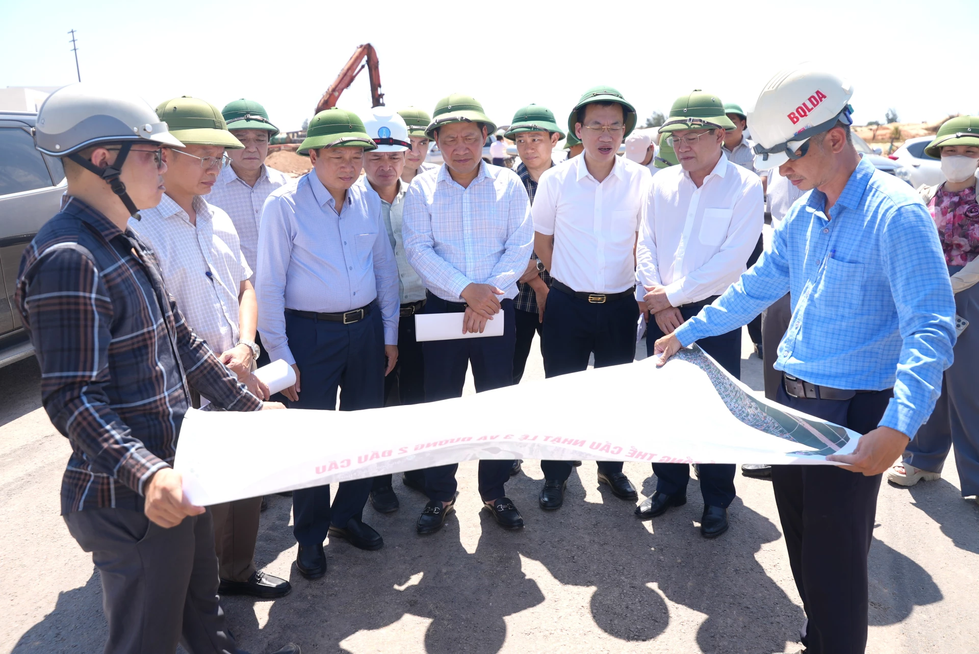 Đồng chí Lê Hồng Vinh, Chủ tịch UBND tỉnh kiểm tra tiến độ thực hiện dự án Thành phần 2 – cầu Nhật Lệ 3 và đường 2 đầu cầu tại phường Đồng Hới - Ảnh: T.Đ