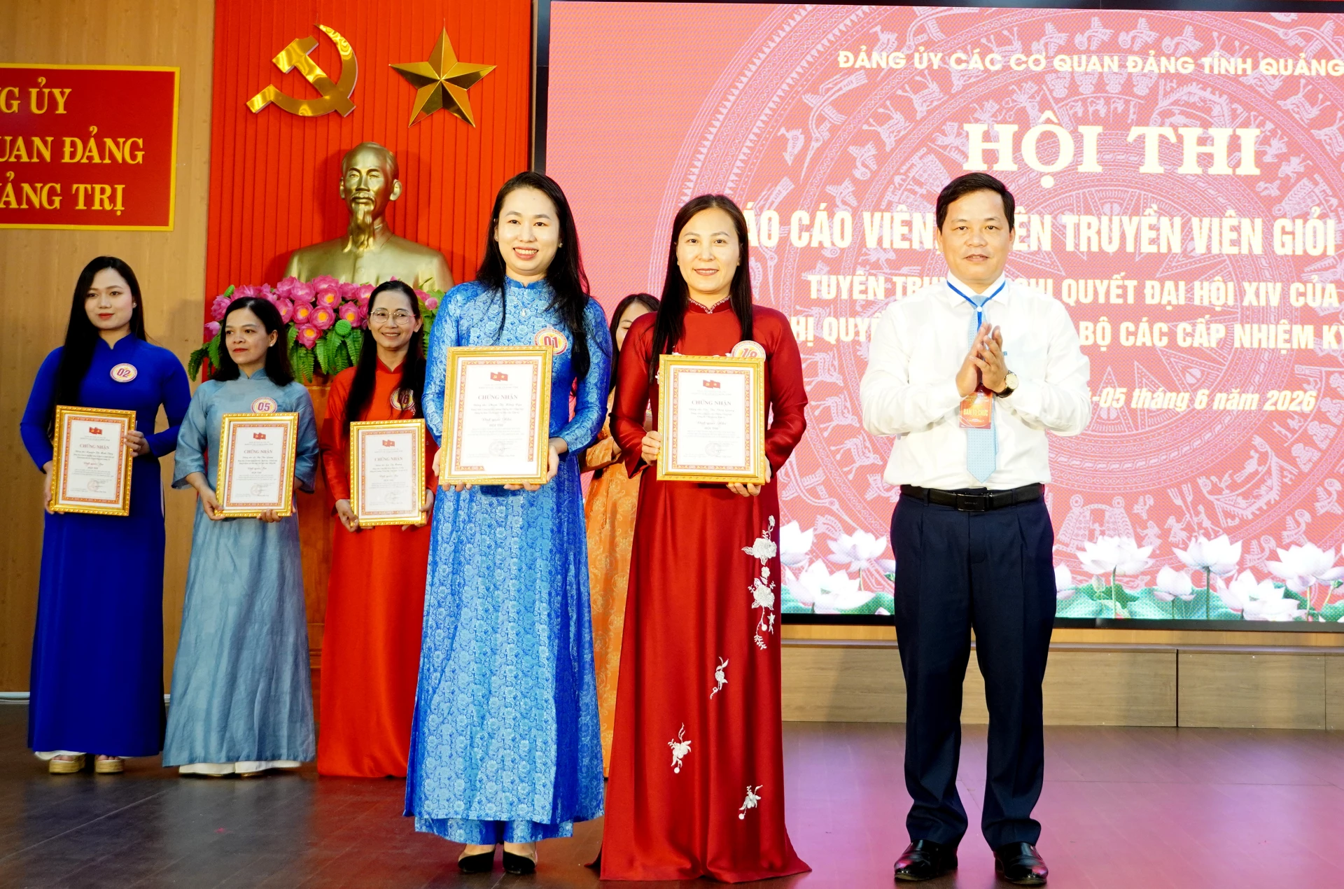 Đại diện lãnh đạo Ban Tuyên giáo và Dân vận Tỉnh ủy, Phó Trưởng ban Tổ chức hội thi trao giải cho thí sinh đoạt giải Nhì - Ảnh: H.Tr