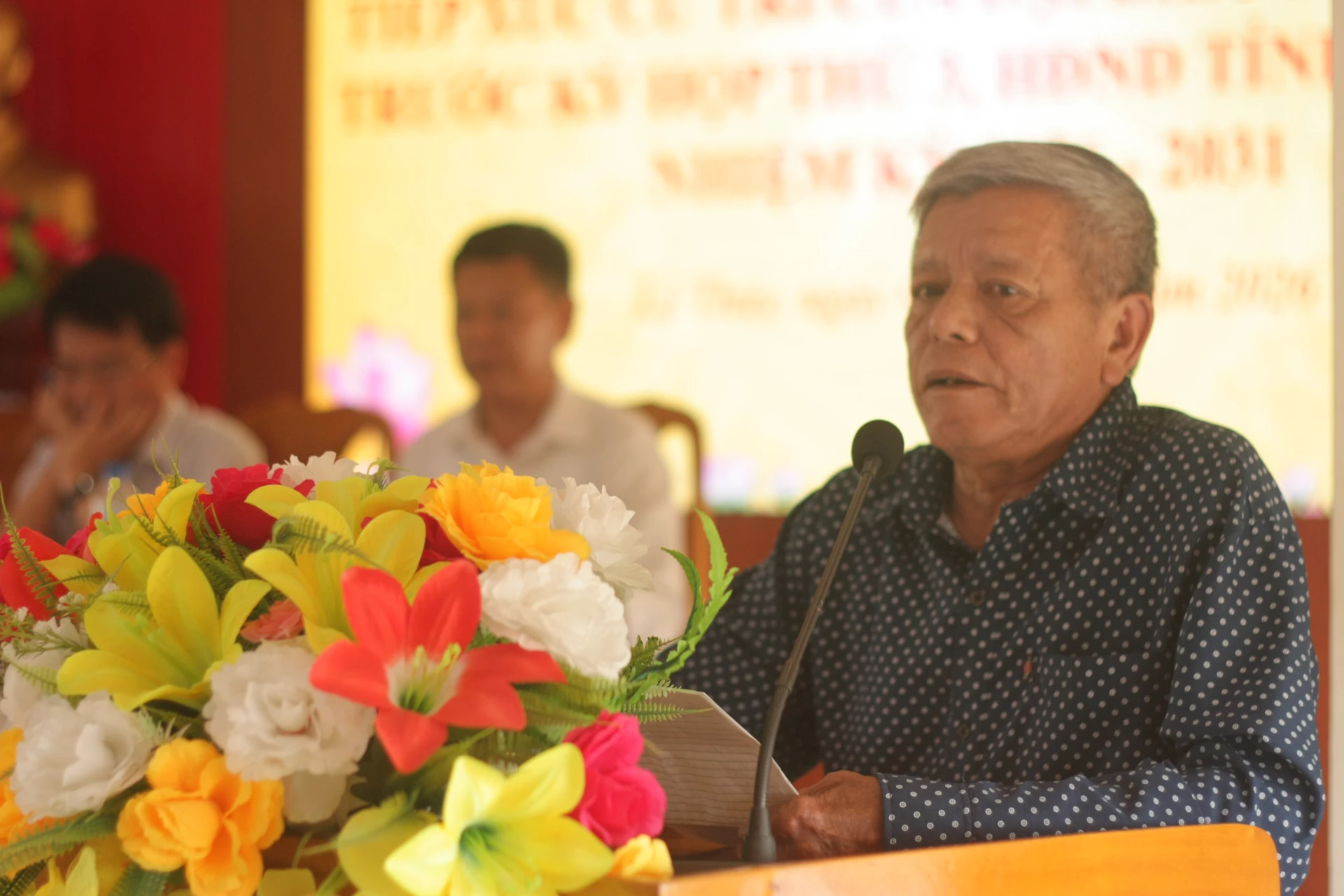 Cử tri tham gia ý kiến tại buổi tiếp xúc - Ảnh: L.T