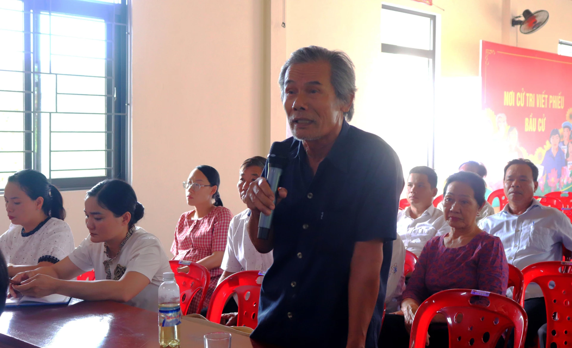 Cử tri xã Hiếu Giang phát biểu tại buổi tiếp xúc - Ảnh: T.P