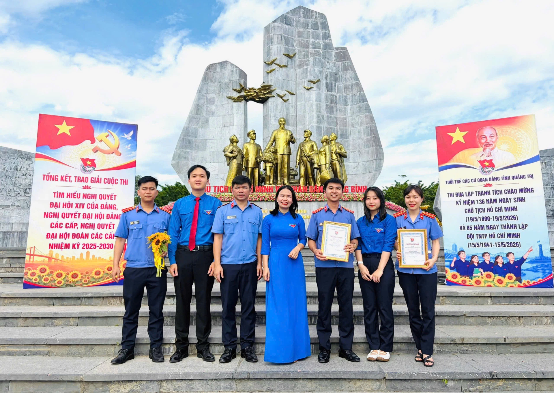 Lê Văn Phước (thứ ba bên phải sang) cùng đồng đội đoạt giải cao trong cuộc thi báo cáo viên, tuyên truyền viên giỏi năm 2026 do Đoàn các cơ quan Đảng tỉnh tổ chức - Ảnh: NVCC