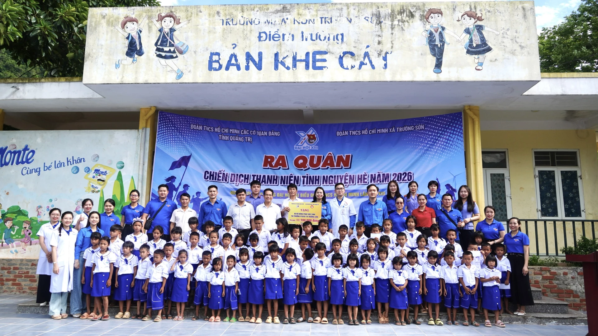 Các em học sinh Trường PTDTBT TH Trường Sơn khoác rạng rỡ khi khoác trên mình những bộ đồng phục mới - Ảnh: H.T