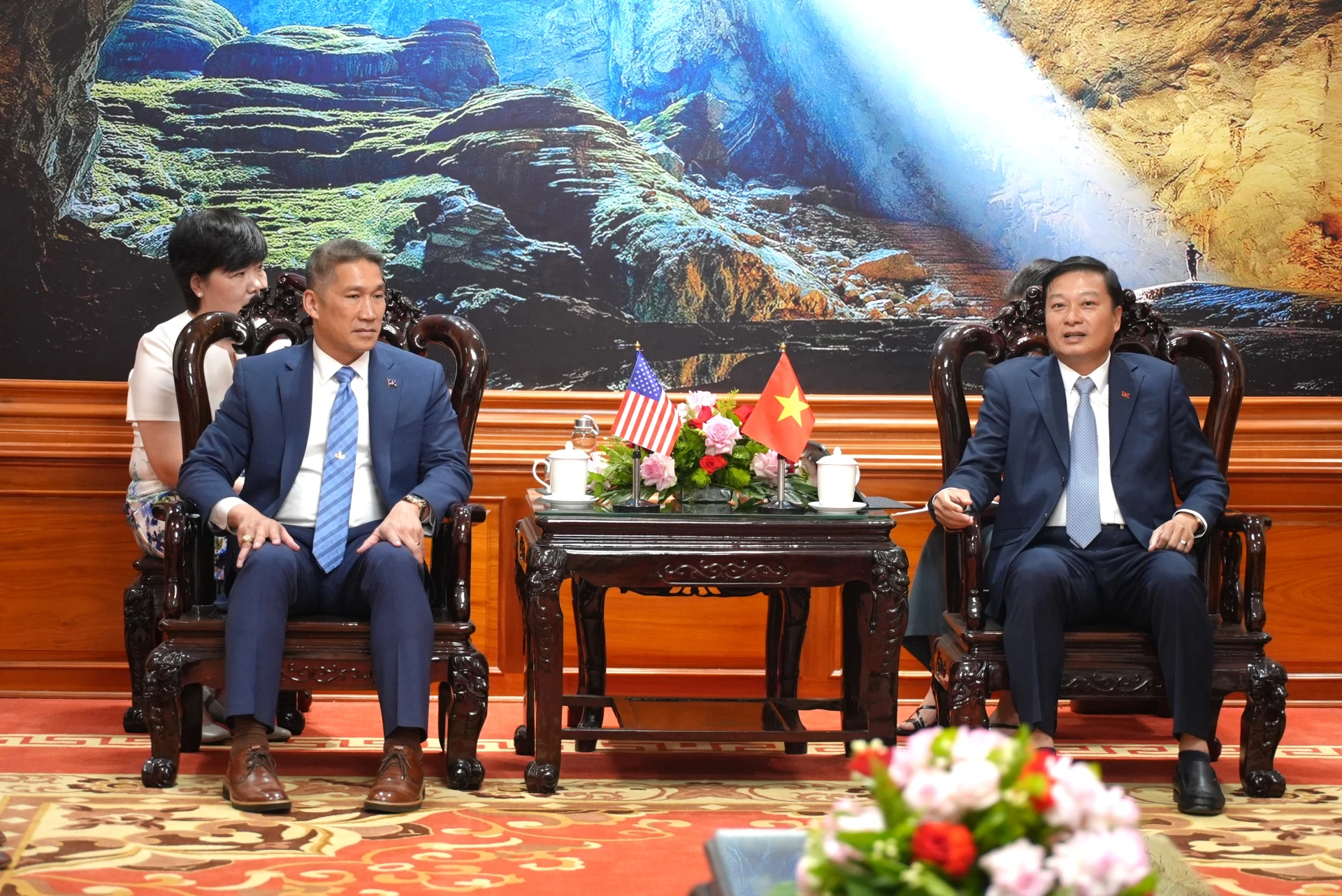 Đồng chí Lê Hồng Vinh, Chủ tịch UBND tỉnh chủ trì buổi tiếp ông Hung Cao, Quyền Bộ trưởng Hải quân Hoa Kỳ - Ảnh: T.Đ