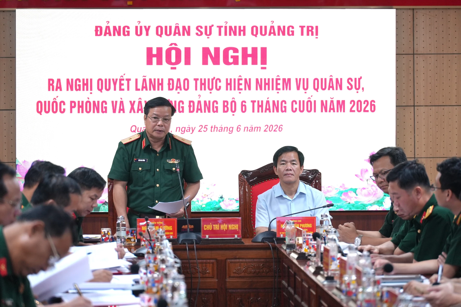 Đồng chí Nguyễn Văn Phương, Bí thư Tỉnh ủy, Bí thư Đảng ủy Quân sự tỉnh và Thiếu tướng Ngô Nam Cường, Phó Tư lệnh Quân khu 4 chủ trì hội nghị - Ảnh: T.Đ