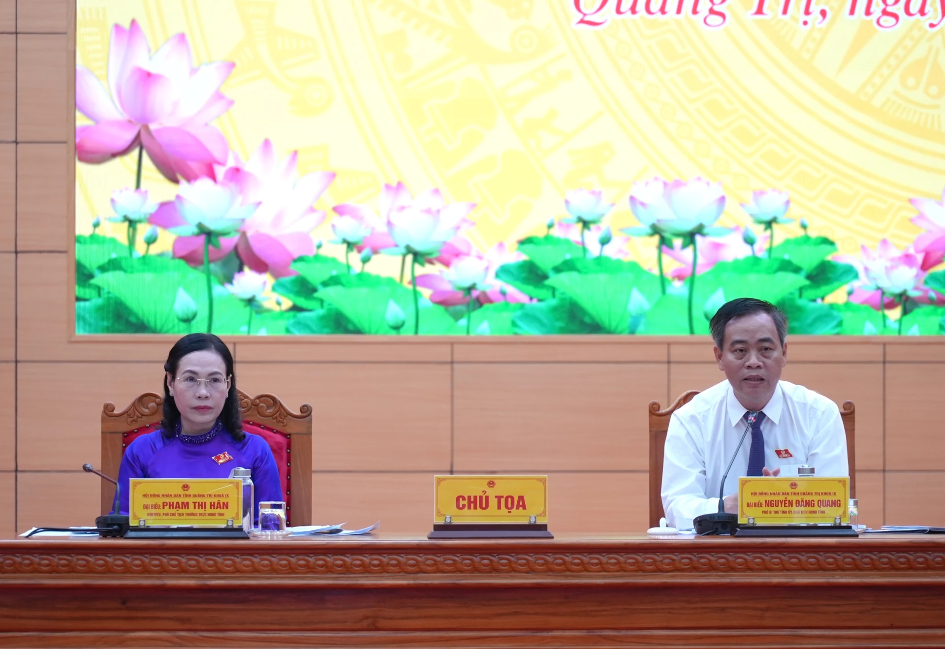 Đồng chí Nguyễn Đăng Quang, Chủ tịch HĐND tỉnh và đồng chí Phạm Thị Hân, Phó Chủ tịch Thường trực HĐND tỉnh chủ trì và điều hành kỳ họp - Ảnh: T.Đ