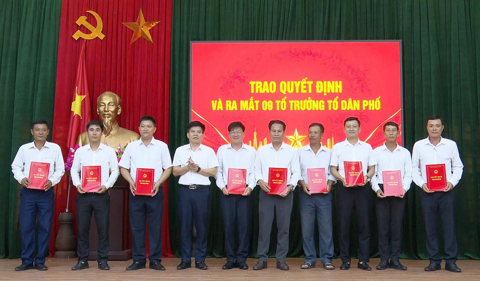 Trao quyết định cho các tổ trưởng tổ dân phố mới - Ảnh: TS