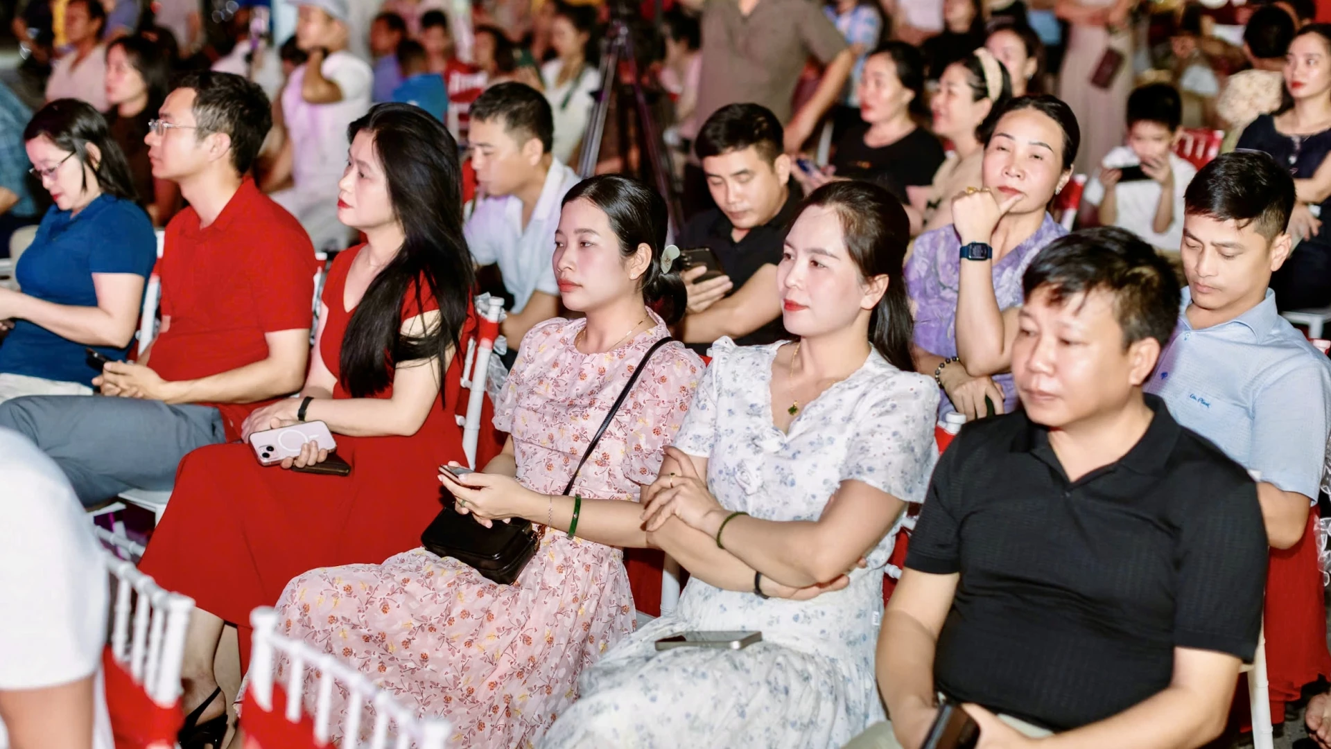 Đêm nhạc thu hút đông đảo người dân và du khách đến xem - Ảnh: H.N