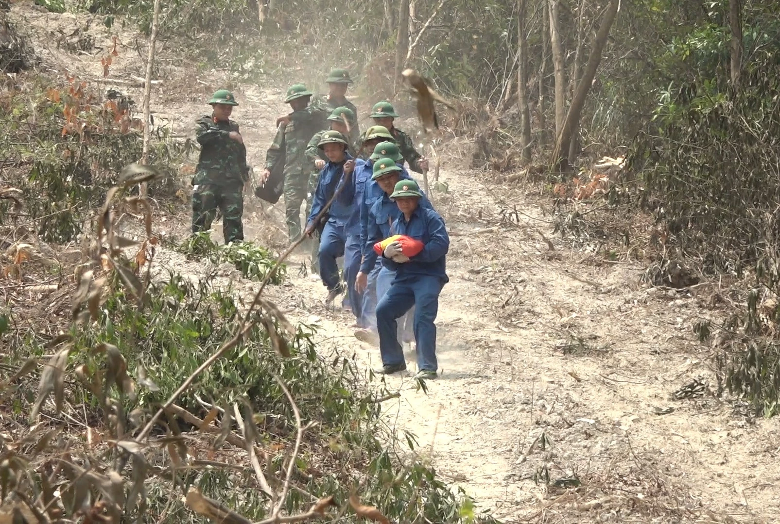 Đội tìm kiếm, quy tập hài cốt liệt sĩ Sư đoàn 968 tìm kiếm, quy tập được 3 hài cốt liệt sĩ tại khu vực cao điểm 278, xã Hiếu Giang - Ảnh: T.H