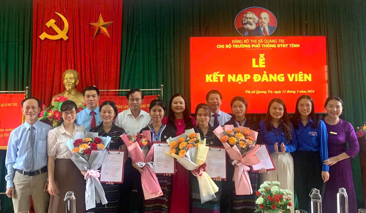 Lễ kết nạp đảng viên tại Trường phổ thông DTNT tỉnh - Ảnh: X.H