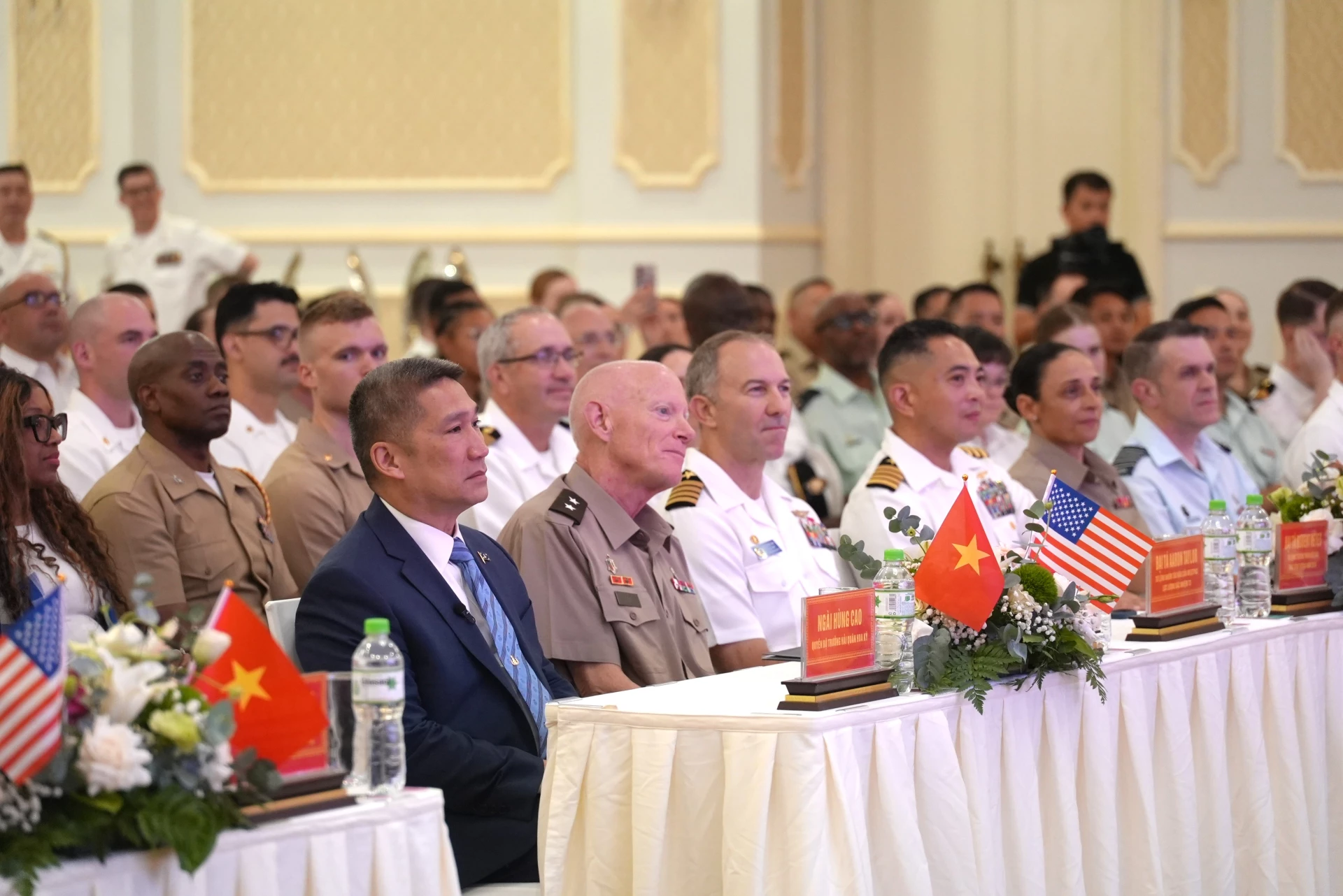 Ông Hùng Cao, Quyền Bộ trưởng Hải quân và các đại biểu của Hoa Kỳ tham dự lễ khai mạc – Ảnh: T.Đ
