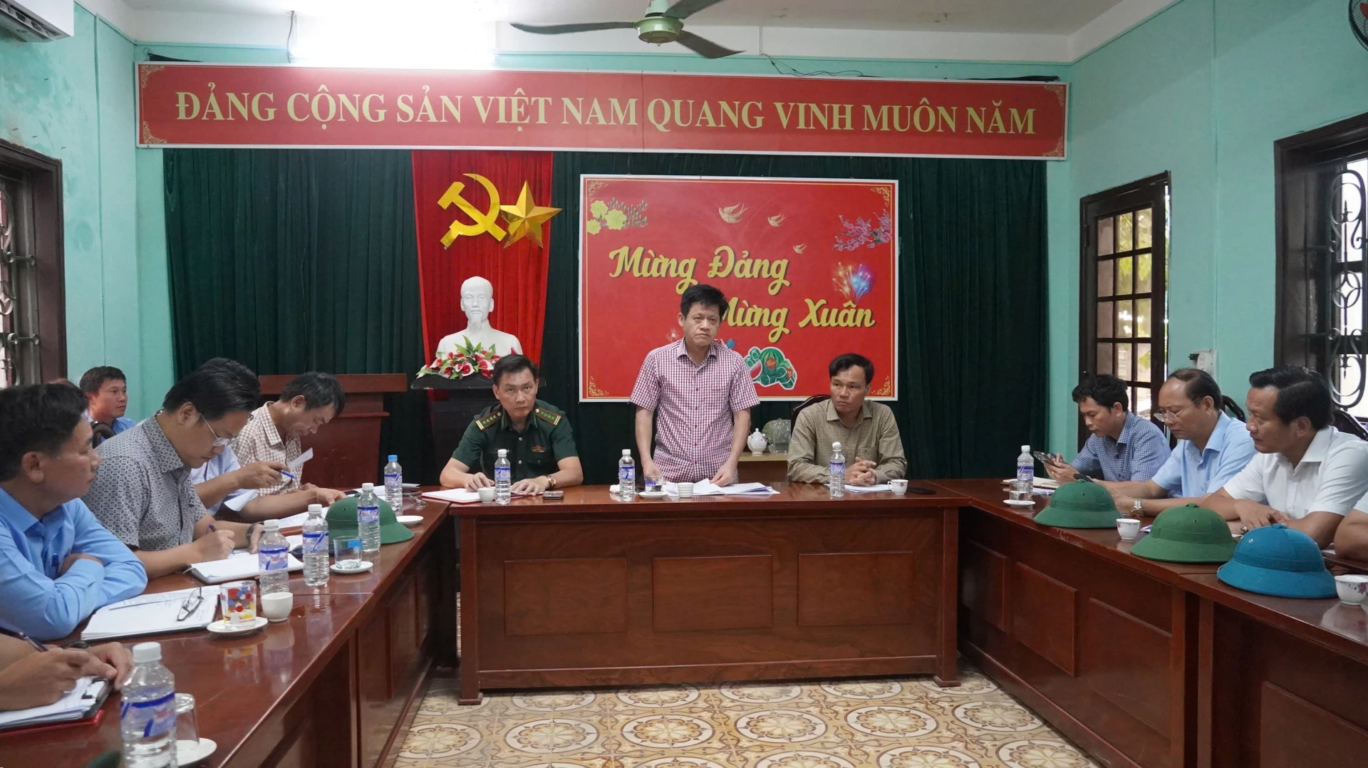 Đồng chí Lê Văn Bảo - UVBTV Tỉnh uỷ, Phó chủ tịch UBND tỉnh làm việc tại xã Nam Cửa Việt - Ảnh: LO 