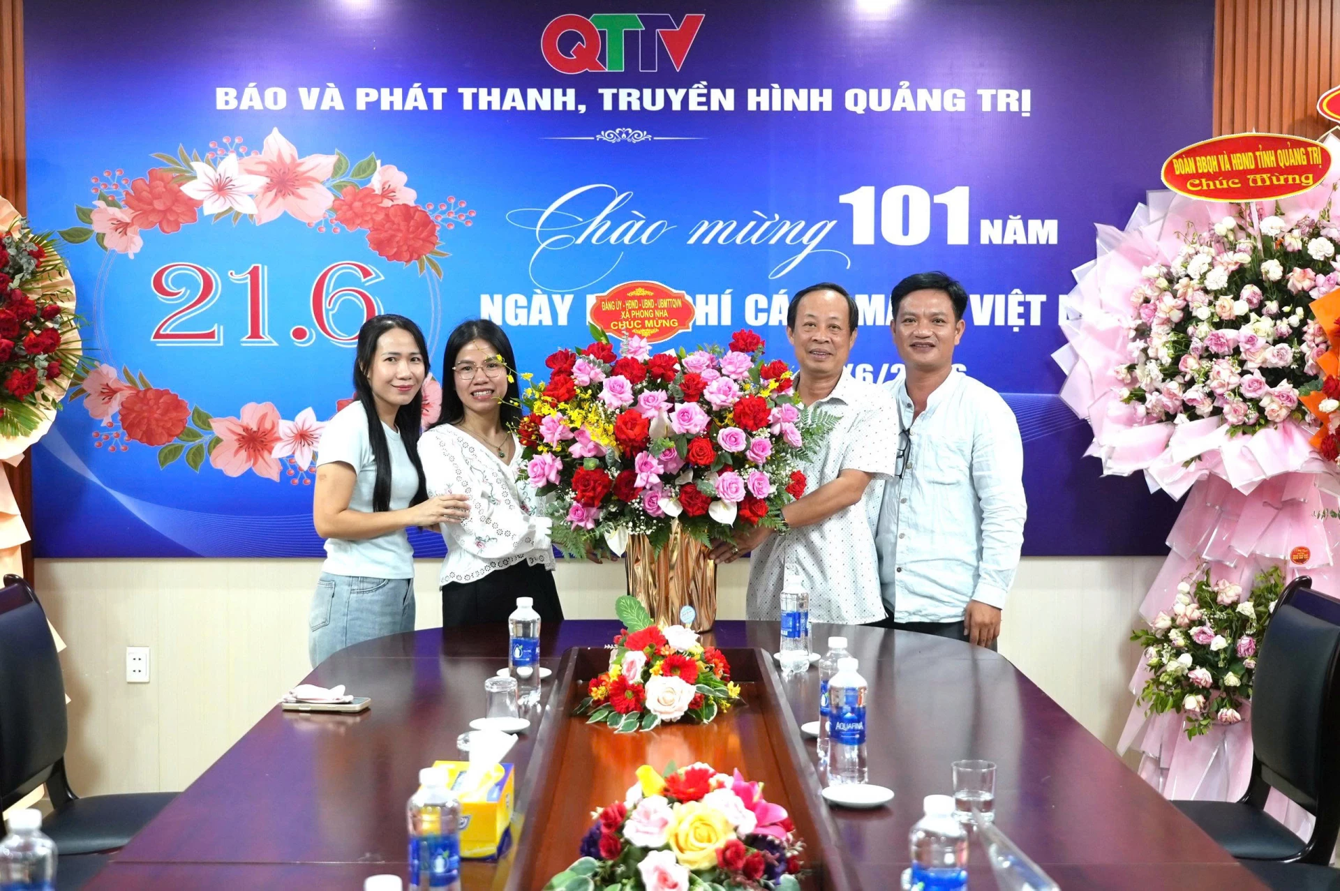 Lãnh đạo phường Đồng Thuận tặng hoa chúc mừng Báo và phát thanh, truyền hình Quảng Trị - Ảnh: T.Đ