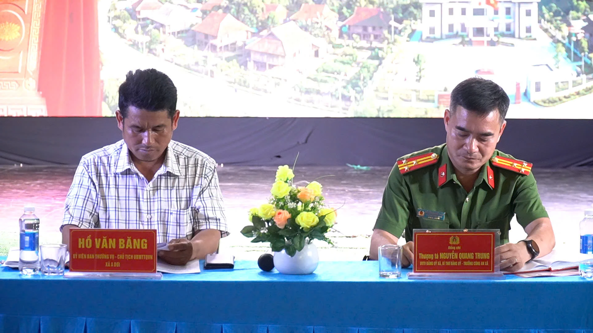 Lãnh đạo Công an xã A Dơi và lãnh đạo Uỷ ban MTTQ VN chủ trì hội nghị - Ảnh: NM 