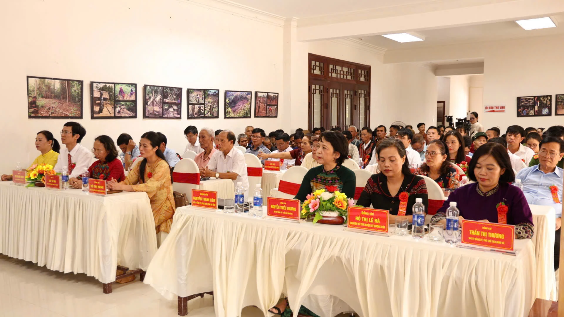 Đông đảo các Đại biểu về dự lễ toạ đàm kỷ niệm 80 năm Ngày đồng bào Vân Kiều, Pa Kô mang họ Hồ của Bác - Ảnh Hoàng Hùng