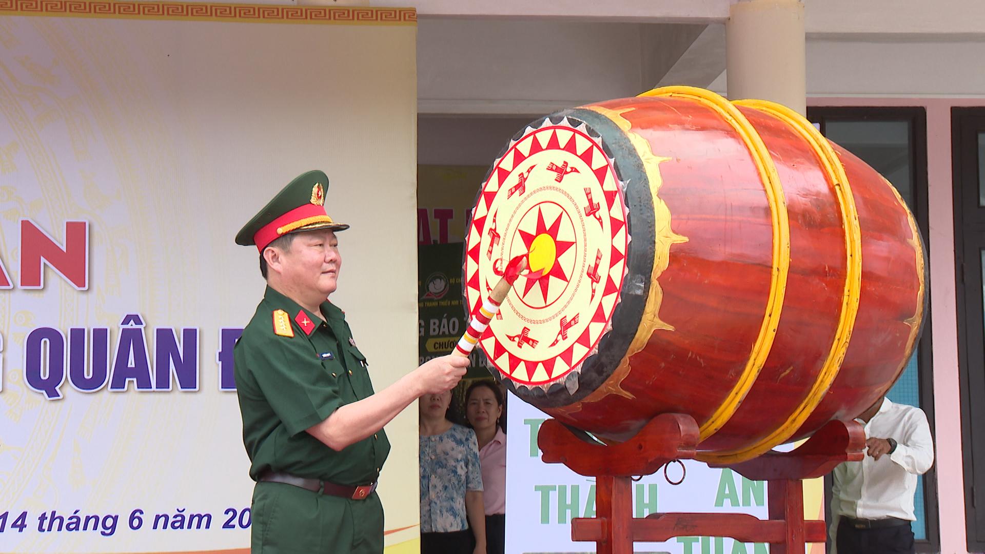 Lãnh đạo Bộ chỉ huy Quân sự tỉnh đánh trống xuất quân - Ảnh: PĐ 