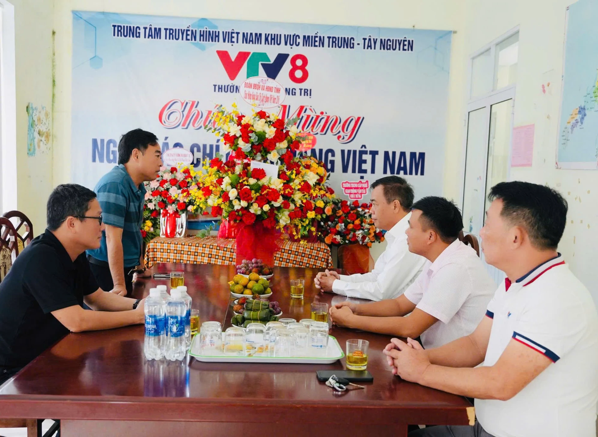 Đại diện cơ quan thường trú VTV8 tại Quảng Trị phát biểu trân trọng cảm ơn sự quan tâm của lãnh đạo tỉnh đối với đội ngũ những người làm báo - Ảnh: Mỹ Nhị