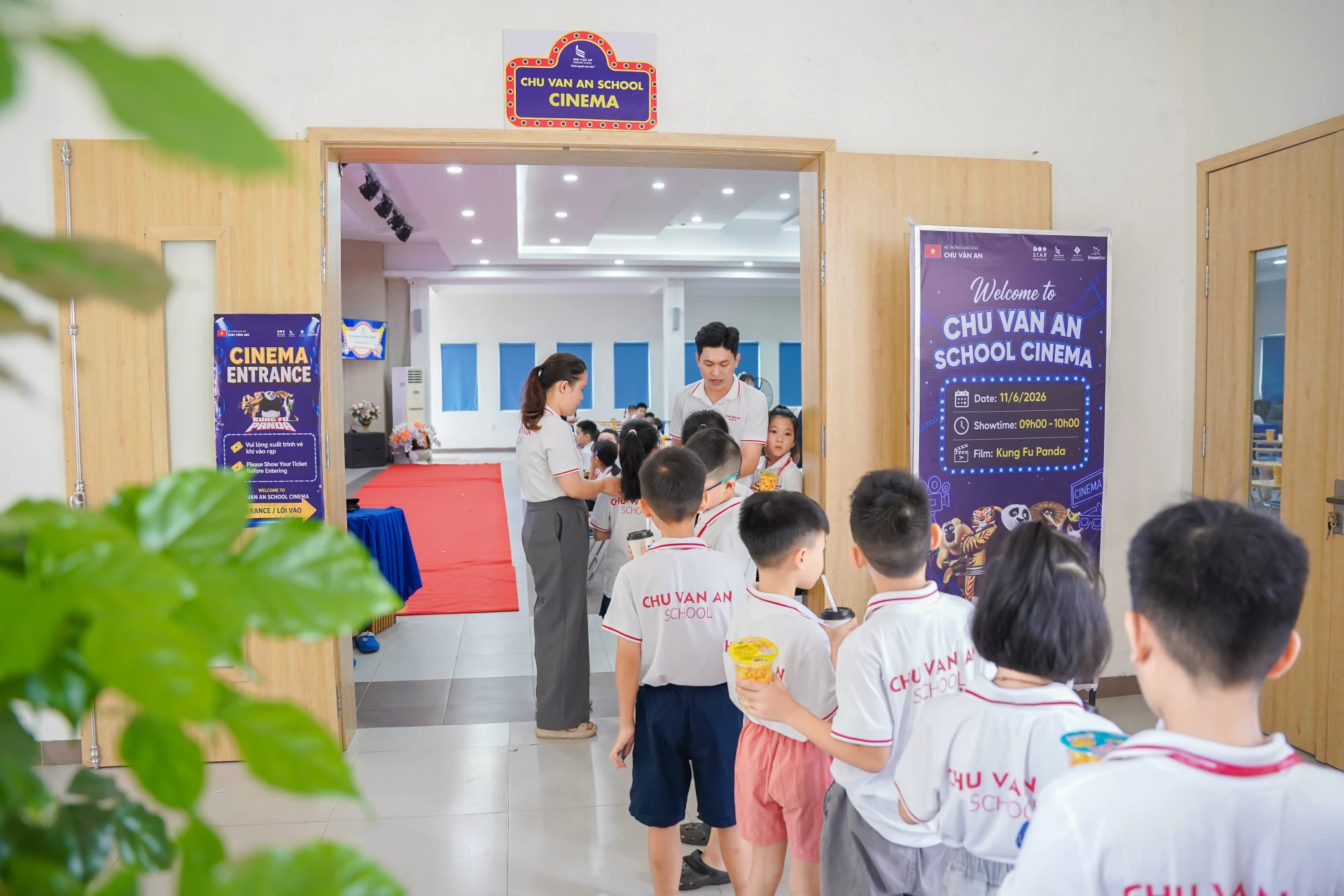  Học sinh trải nghiệm thực hành mua vé xem phim. Ảnh: N. M