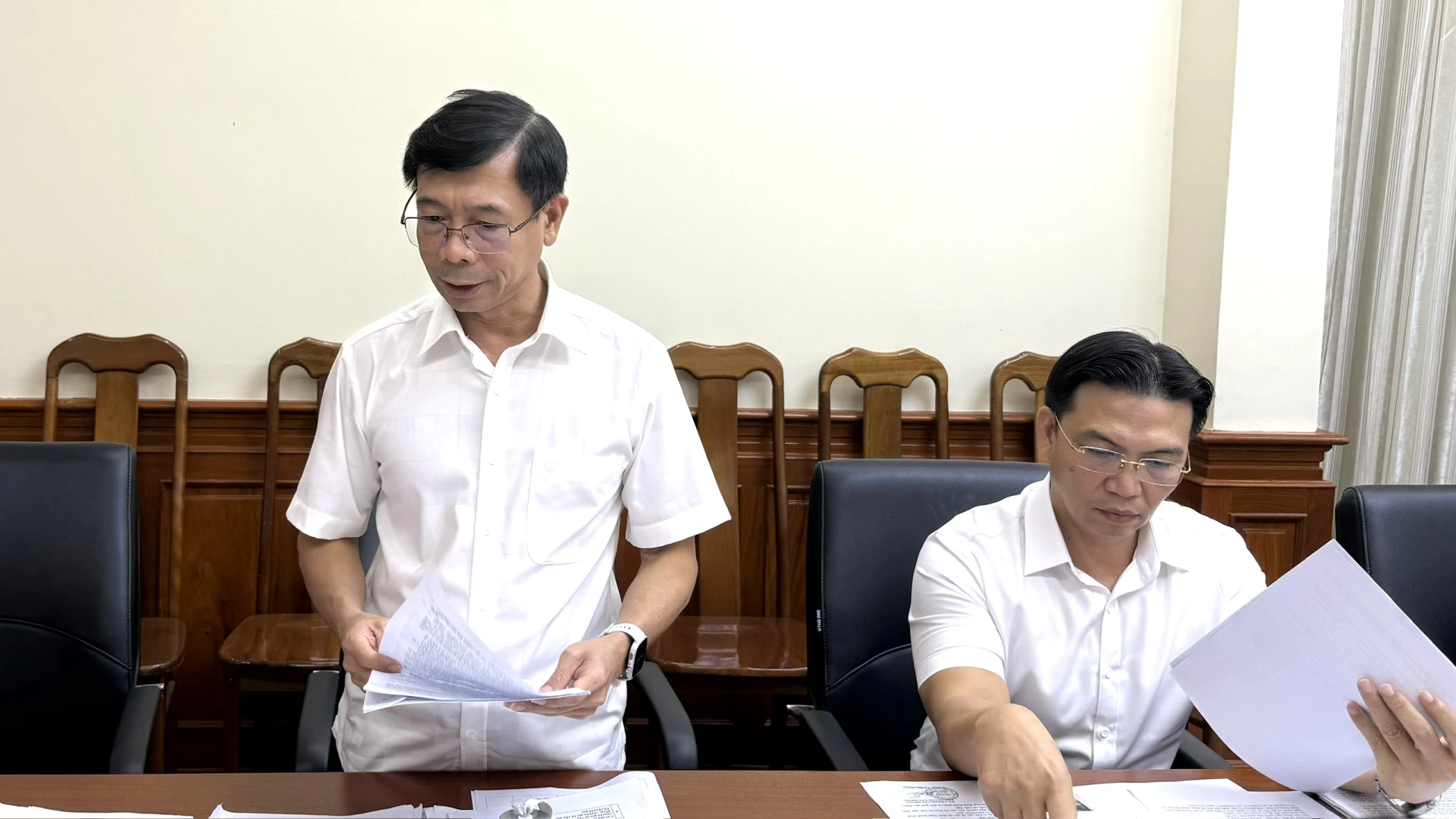 Lãnh đạo Sở Khoa học và Công nghệ báo cáo các dự thảo Nghị quyết - Ảnh: NL