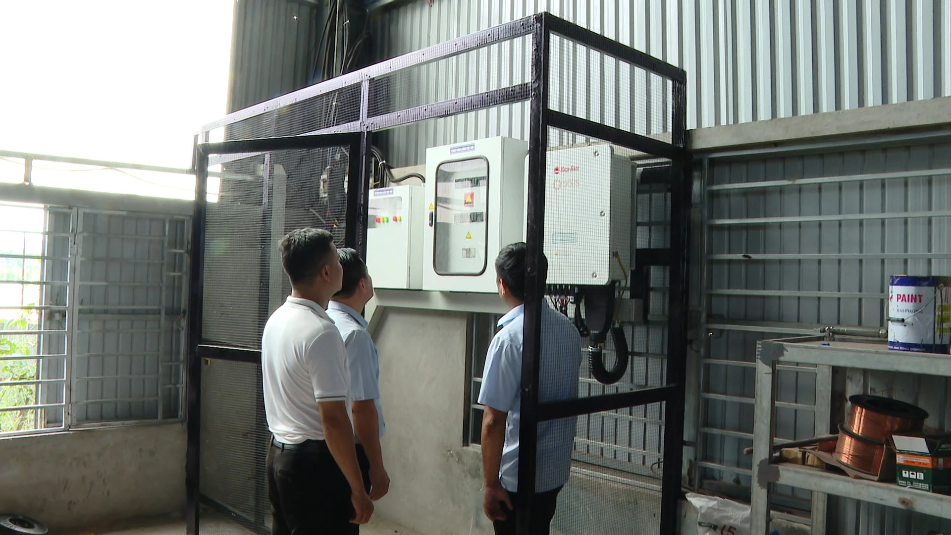 Lãnh đạo đơn vị  Công ty CP Xây dựng và thương mại Xuân Châu thường xuyên kiểm tra hệ thống điện.