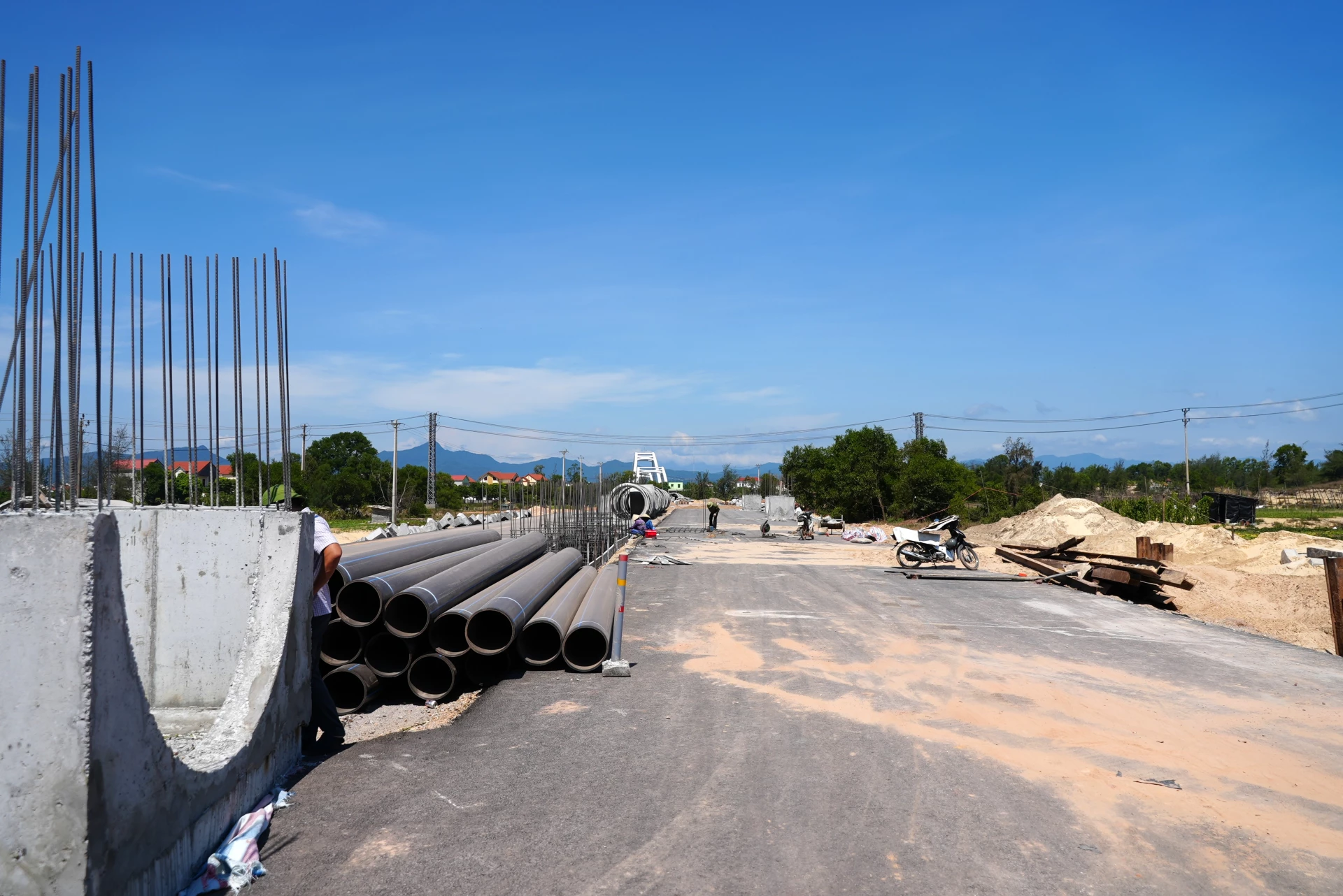 Dự án thành phần 2 – cầu Nhật Lệ 3 và đường 2 đầu cầu đang được tập trung thi công - Ảnh: T.Đ