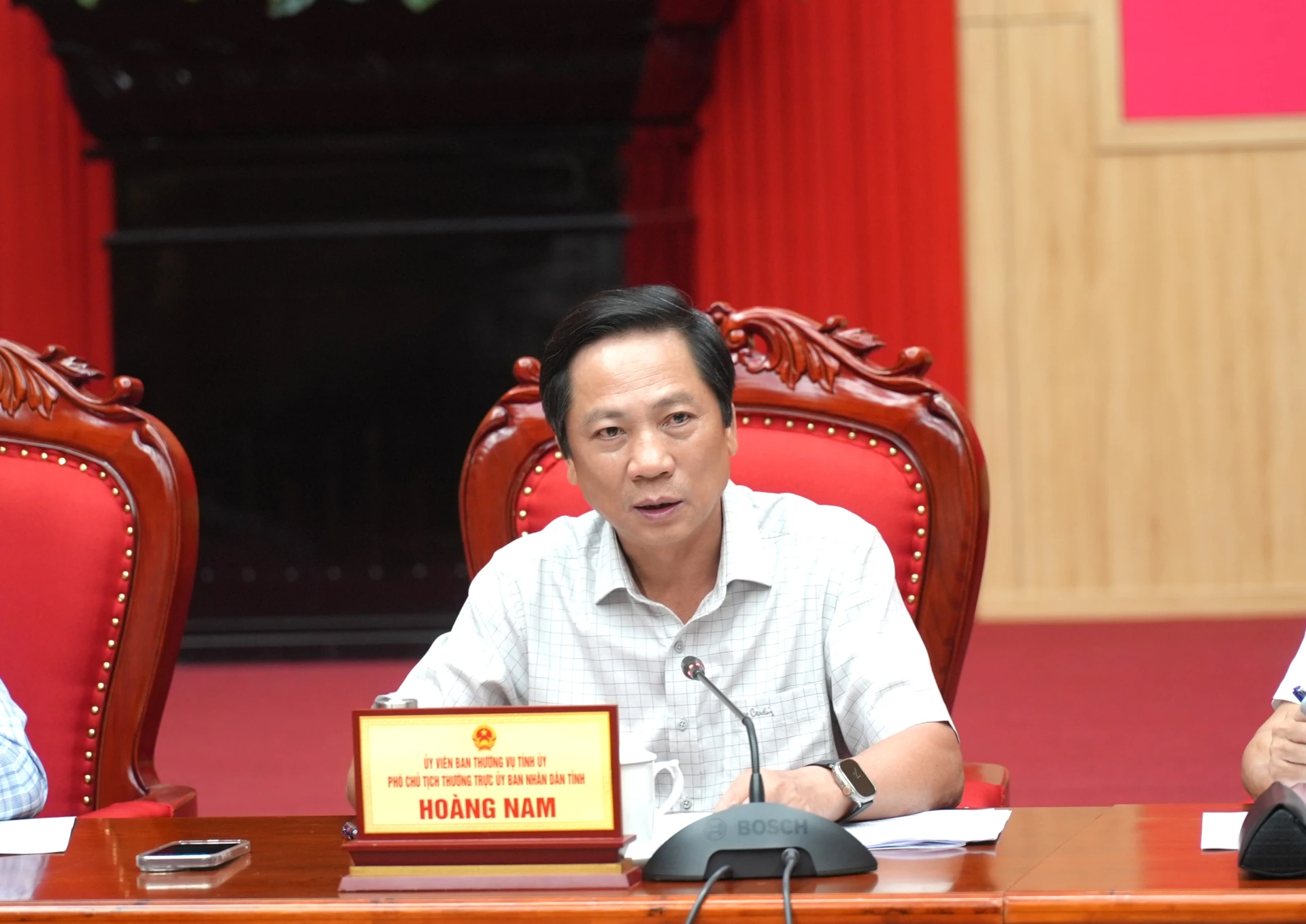 Đồng chí Hoàng Nam, Phó Chủ tịch Thường trực UBND tỉnh điều hành phiên thảo luận tại phiên họp - Ảnh: T.Đ