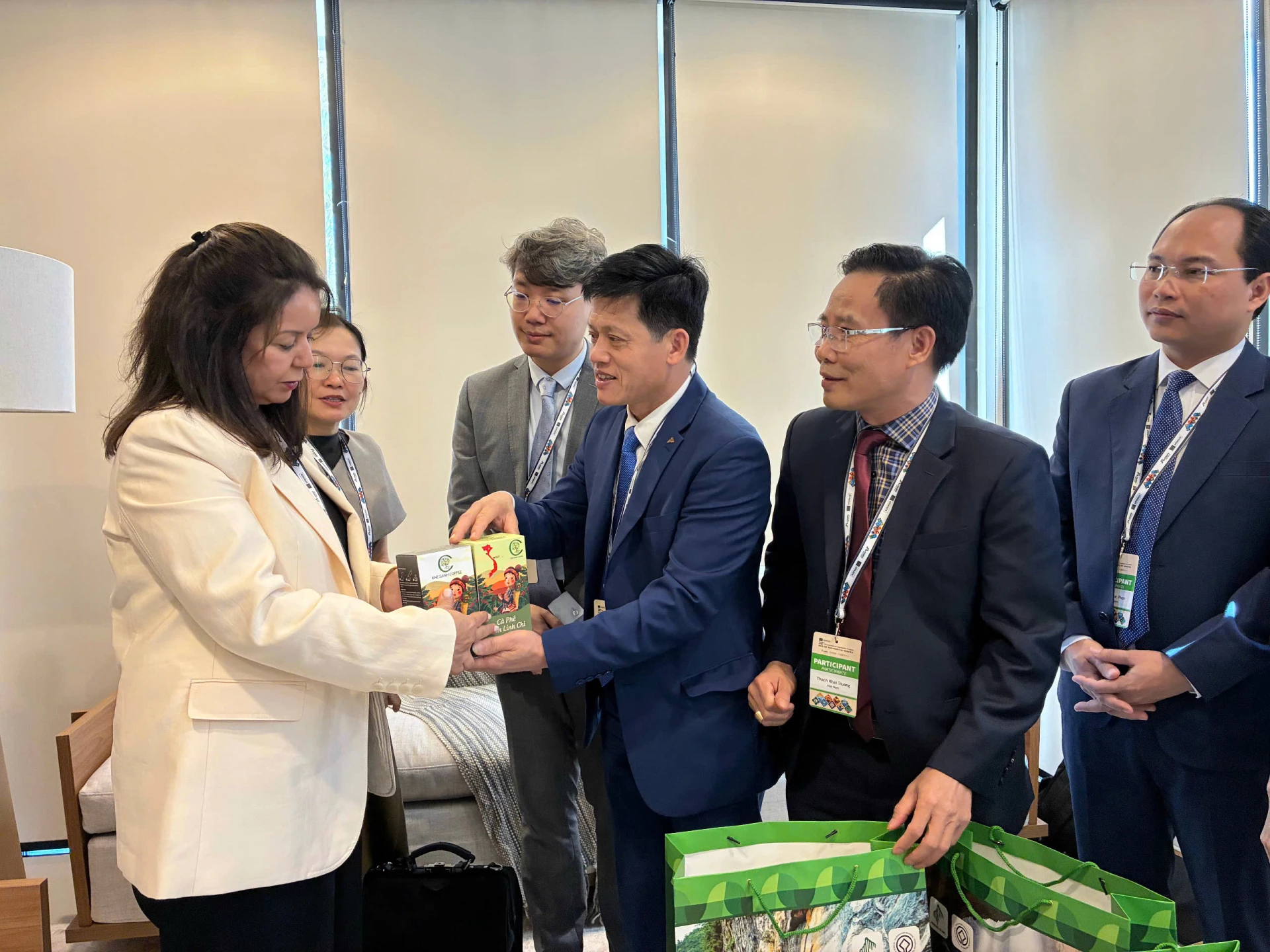 Đồng chí Lê Văn Bảo, Phó Chủ tịch UBND tỉnh tặng quà cho bà Latifa Yaacoubi, Chủ tịch MAB-ICC, nhiệm kỳ 2024 – 2026 - Ảnh: T.Đ
