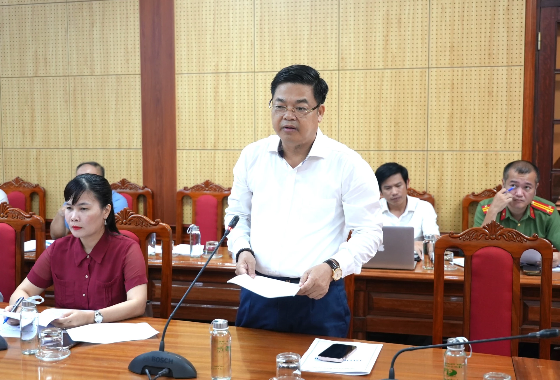Lãnh đạo Sở Công thương báo cáo về các dự án năng lượng chậm tiến độ trên địa bàn tỉnh - Ảnh: T.Đ