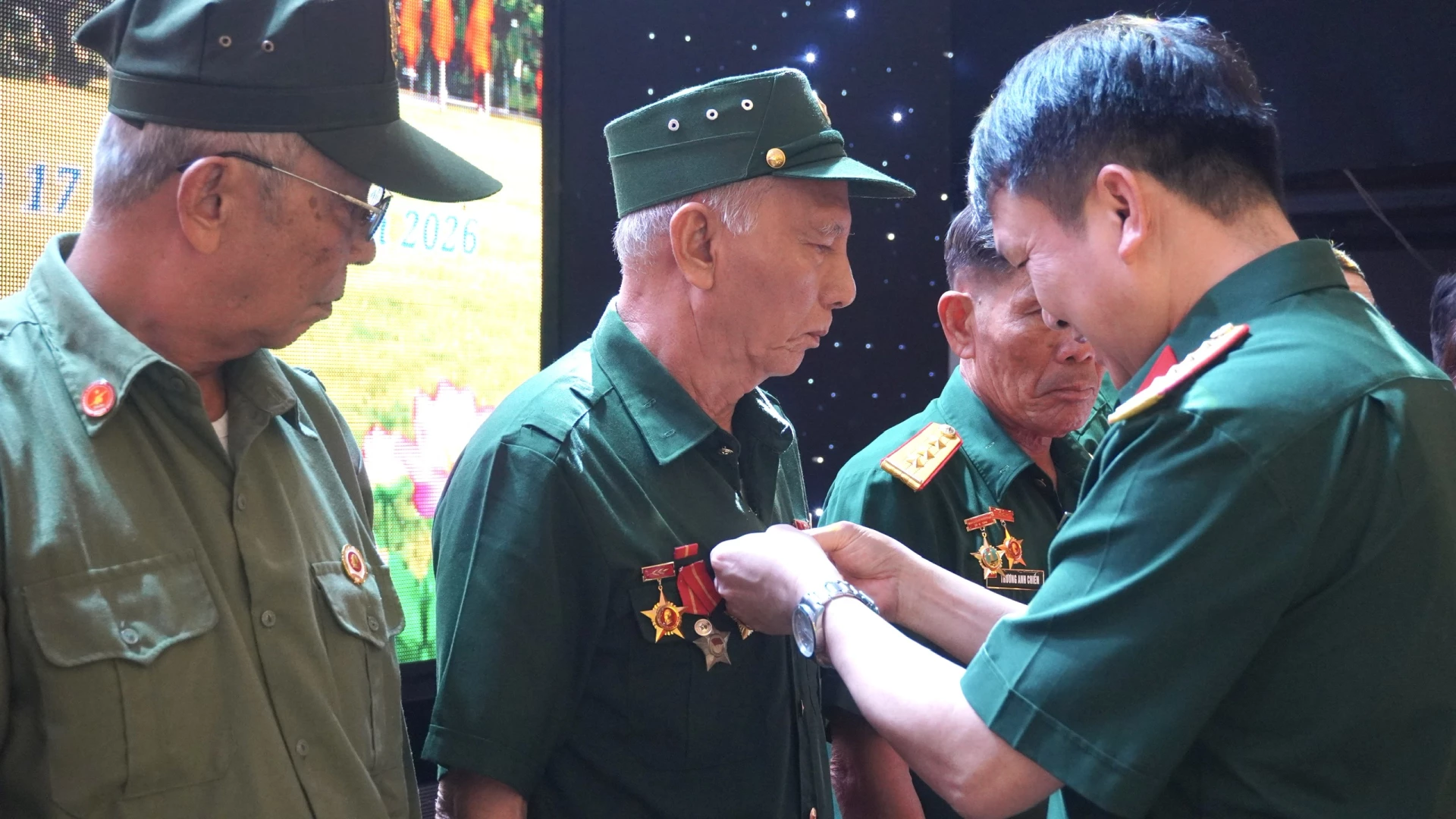 Đại diện Bộ Tư lệnh Pháo binh – Tên lửa anh hùng đã trao tặng kỉ niệm chương Pháo binh cho 26 hội viên tiêu biểu - Ảnh: H.T