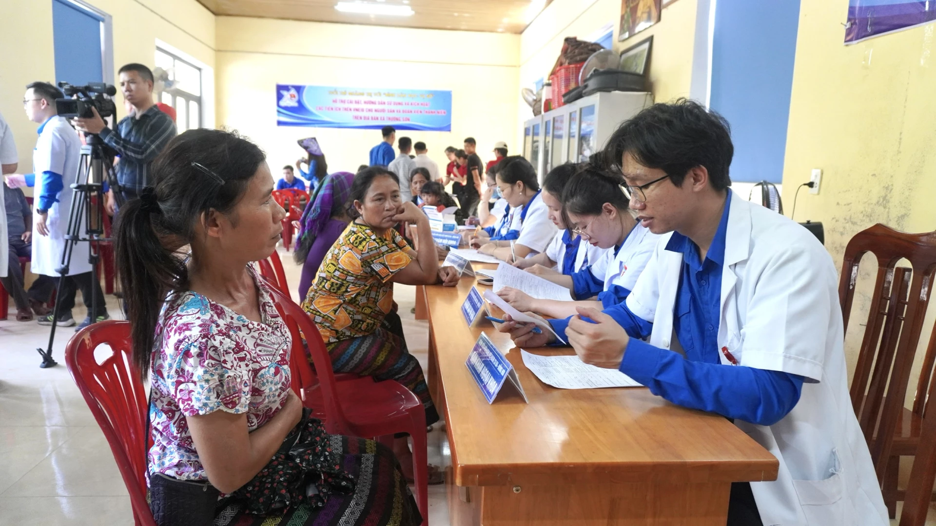 Công tác chăm sóc sức khỏe cho bà con vùng biên luôn được tuổi trẻ Đoàn Các cơ quan Đảng tỉnh quan tâm - Ảnh: H.T