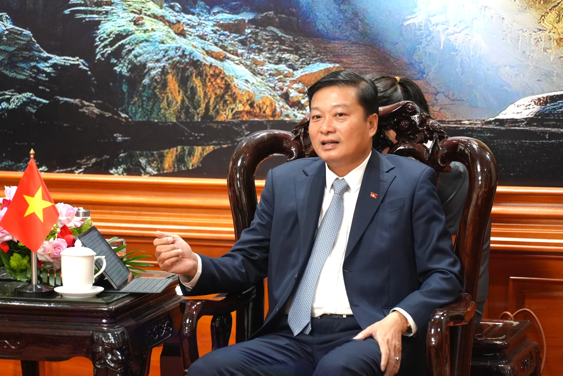Đồng chí Lê Hồng Vinh, Chủ tịch UBND tỉnh bày tỏ niềm vui khi được đón tiếp Đoàn công tác của Hoa Kỳ đến thăm và làm việc tại Quảng Trị - Ảnh: T.Đ