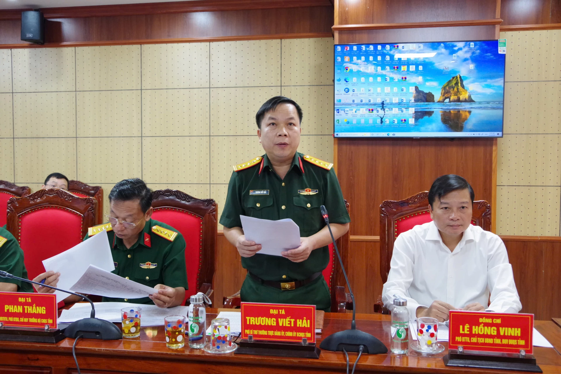 Đại tá Trương Viết Hải, Phó Bí thư Thường trực Đảng ủy, Chính ủy Bộ Chỉ huy Quân sự tỉnh phát biểu tại hội nghị - Ảnh: T.Đ