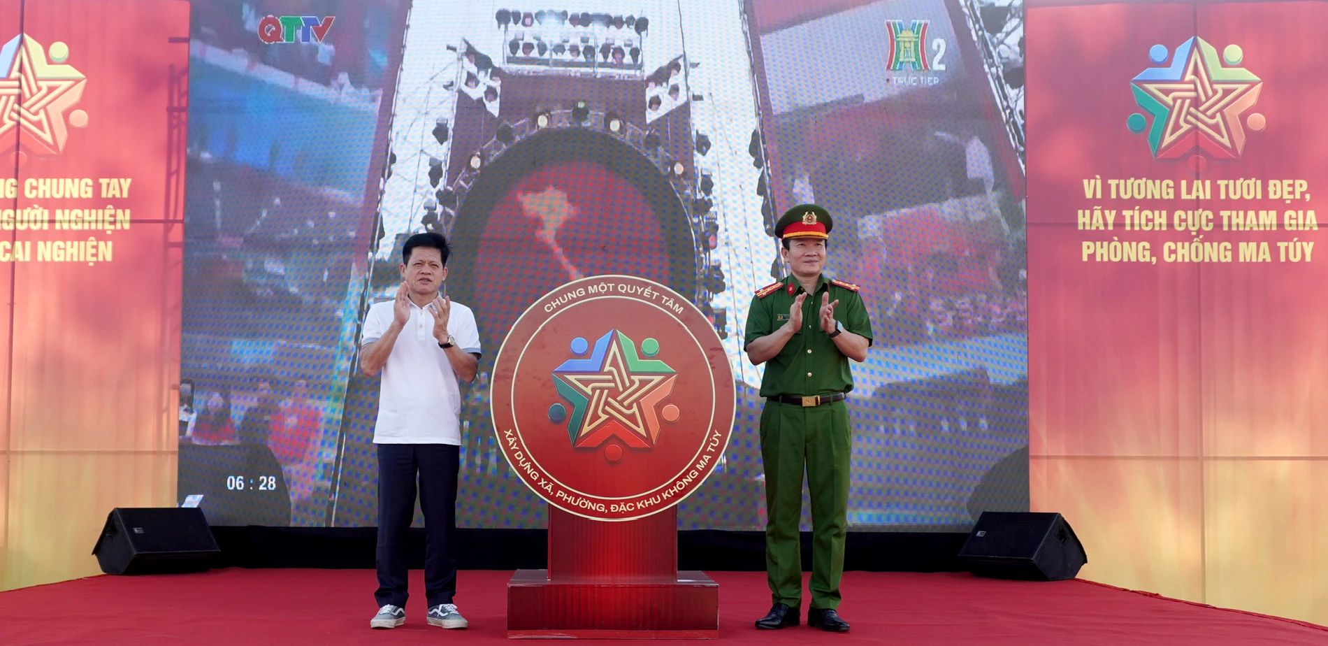 Các đại biểu ấn nút quyết tâm hành động vì một xã hội không ma túy - Ảnh: H.T