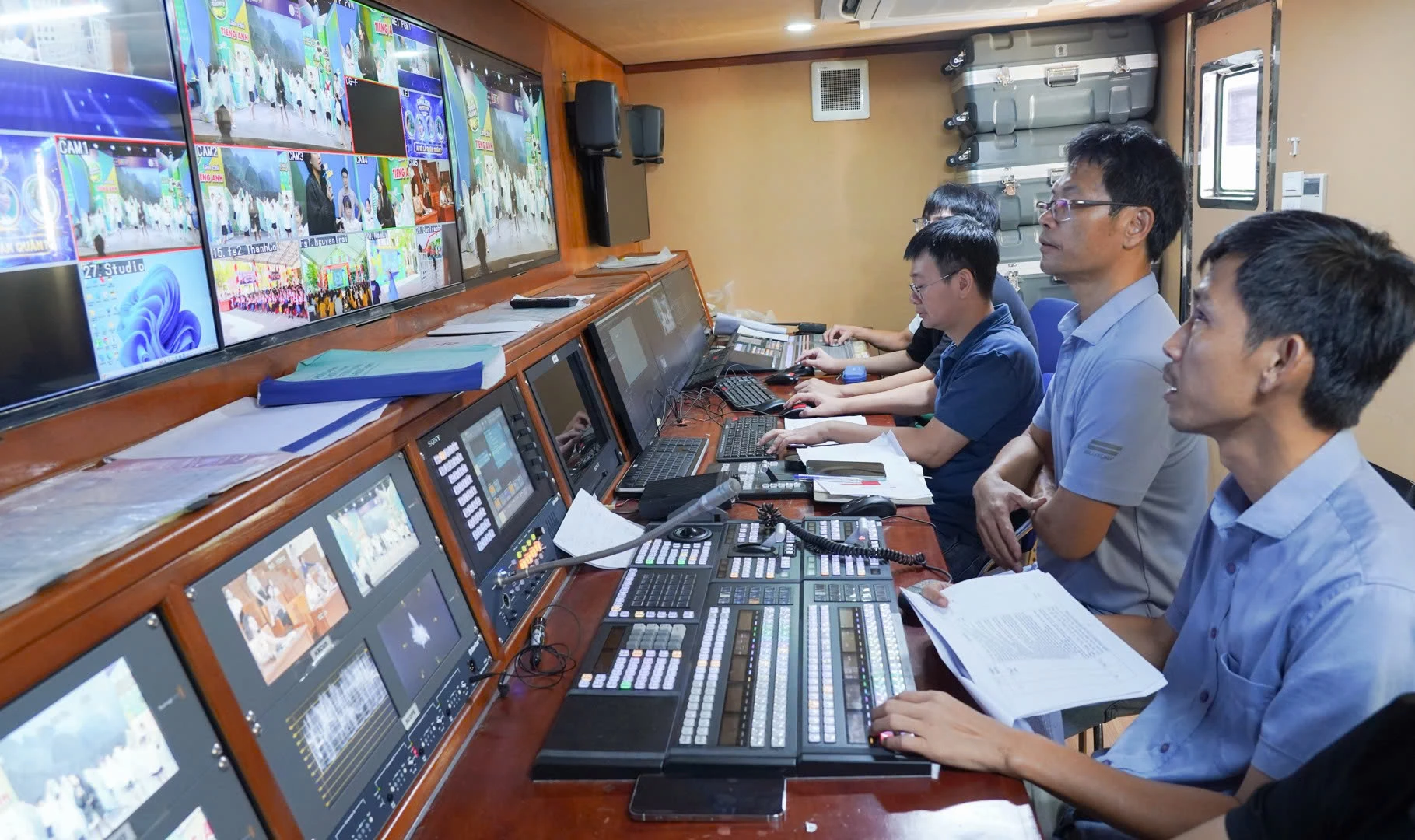 Đội ngũ kỹ thuật viên kiểm tra hệ thống trang thiết bị, đấu nối đường truyền, phương án kỹ thuật cho cầu truyền hình trực tiếp - Ảnh: Lê Trường