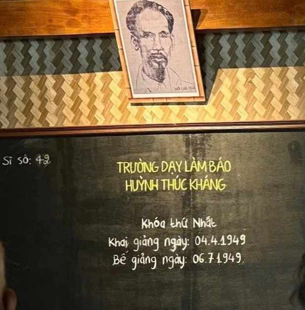 Tấm bảng phục dựng tại lớp học của Trường dạy làm báo Huỳnh Thúc Kháng - Ảnh: X.H