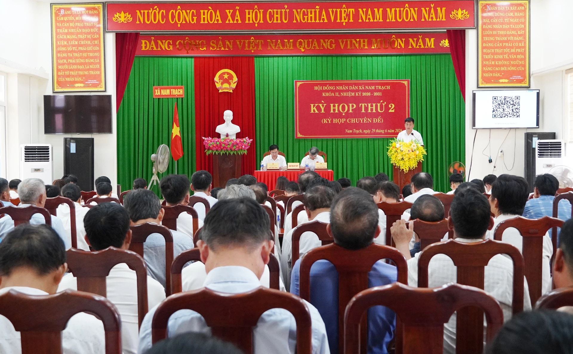Các đại biểu biểu quyết thông qua các nghị quyết tại kỳ họp - Ảnh: L.M