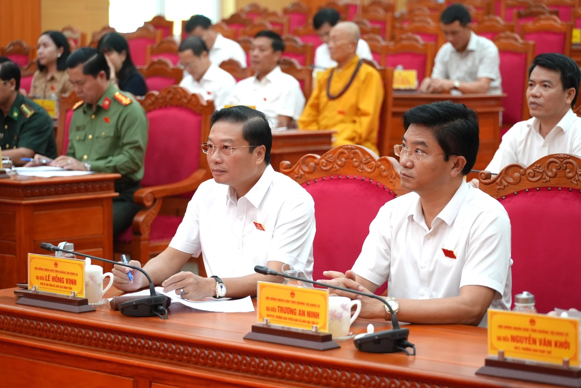 Đồng chí Lê Hồng Vinh, Chủ tịch UBND tỉnh và đồng chí Trương An Ninh, Trưởng Ban Tuyên giáo và Dân vận Tỉnh ủy tham dự kỳ họp - Ảnh: T.Đ