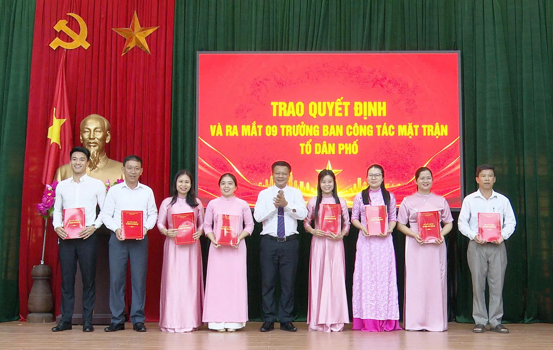 Trao quyết định cho các trưởng ban công tác Mặt trận 9 tổ dân phố mới - Ảnh: HL
