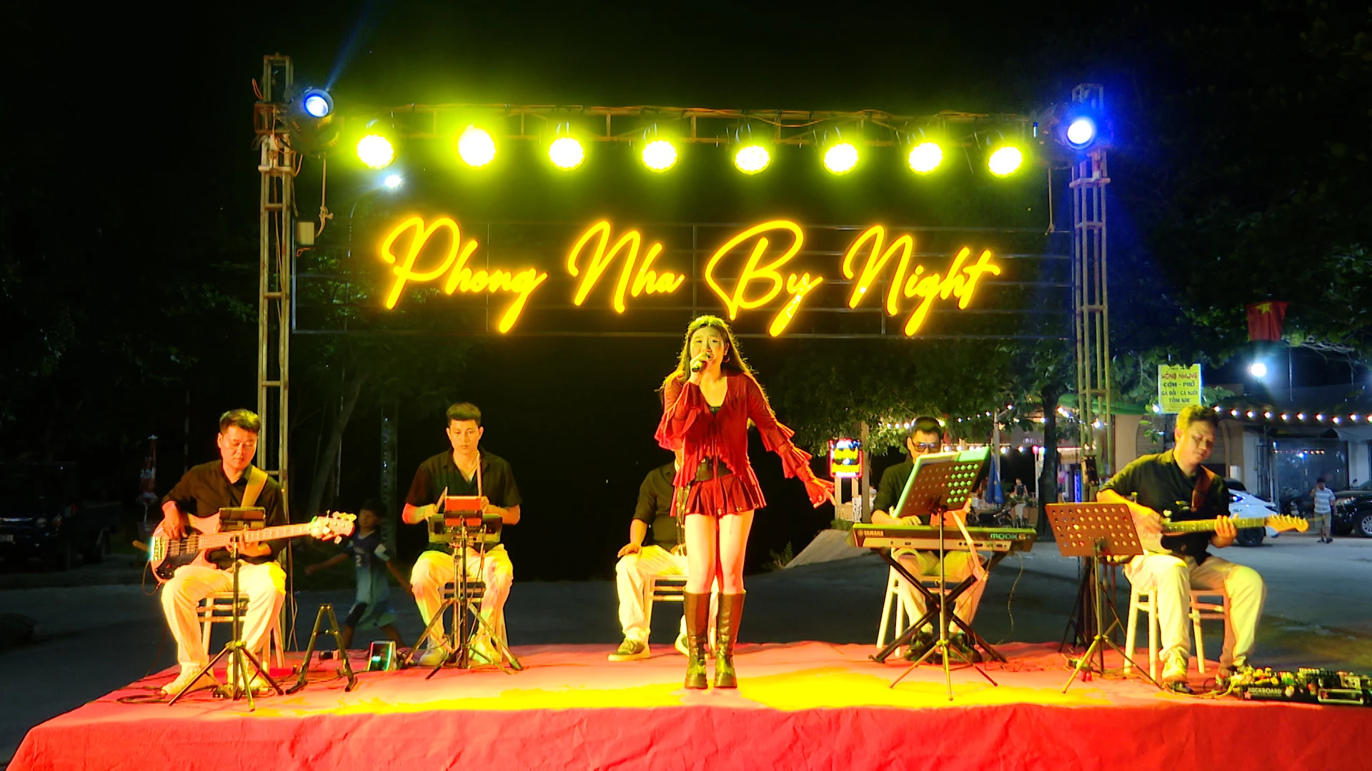 Một tiết mục trong chương trình âm nhạc “Về miền di sản Phong Nha By Night”- Ảnh: H.N