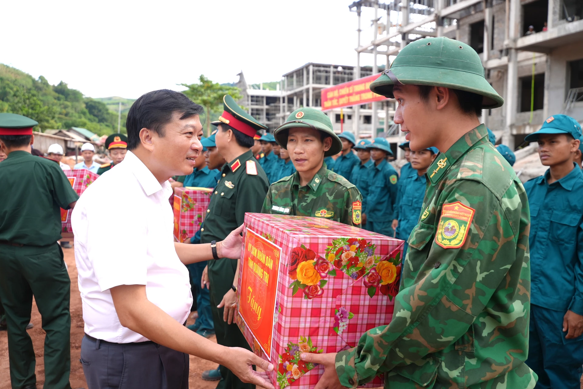 Đồng chí Lê Hồng Vinh, Chủ tịch UBND tỉnh tặng quà cho các lực lượng tham gia xây dựng trường học - Ảnh: T.Đ