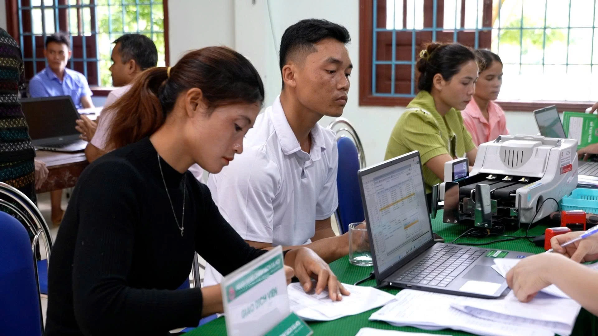 Người dân Hướng Lập thực hiện các thủ tục giao dịch tiếp cận nguồn vốn vay phát triển sản xuất kinh doanh - Ảnh: T.T