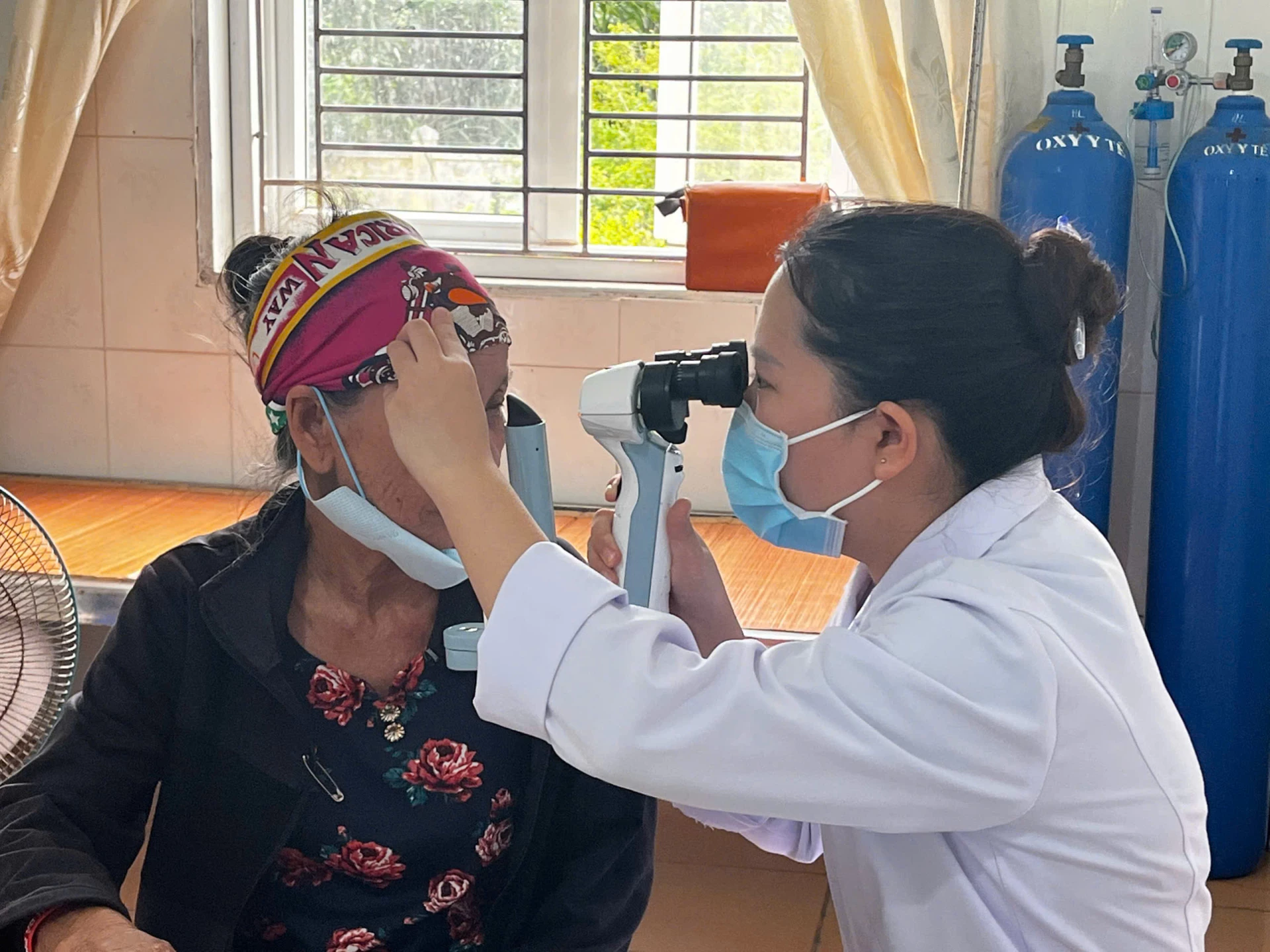 Khám sàng lọc về bệnh mắt cho người cao tuổi xã Mỹ Thủy - Ảnh: Đ.V