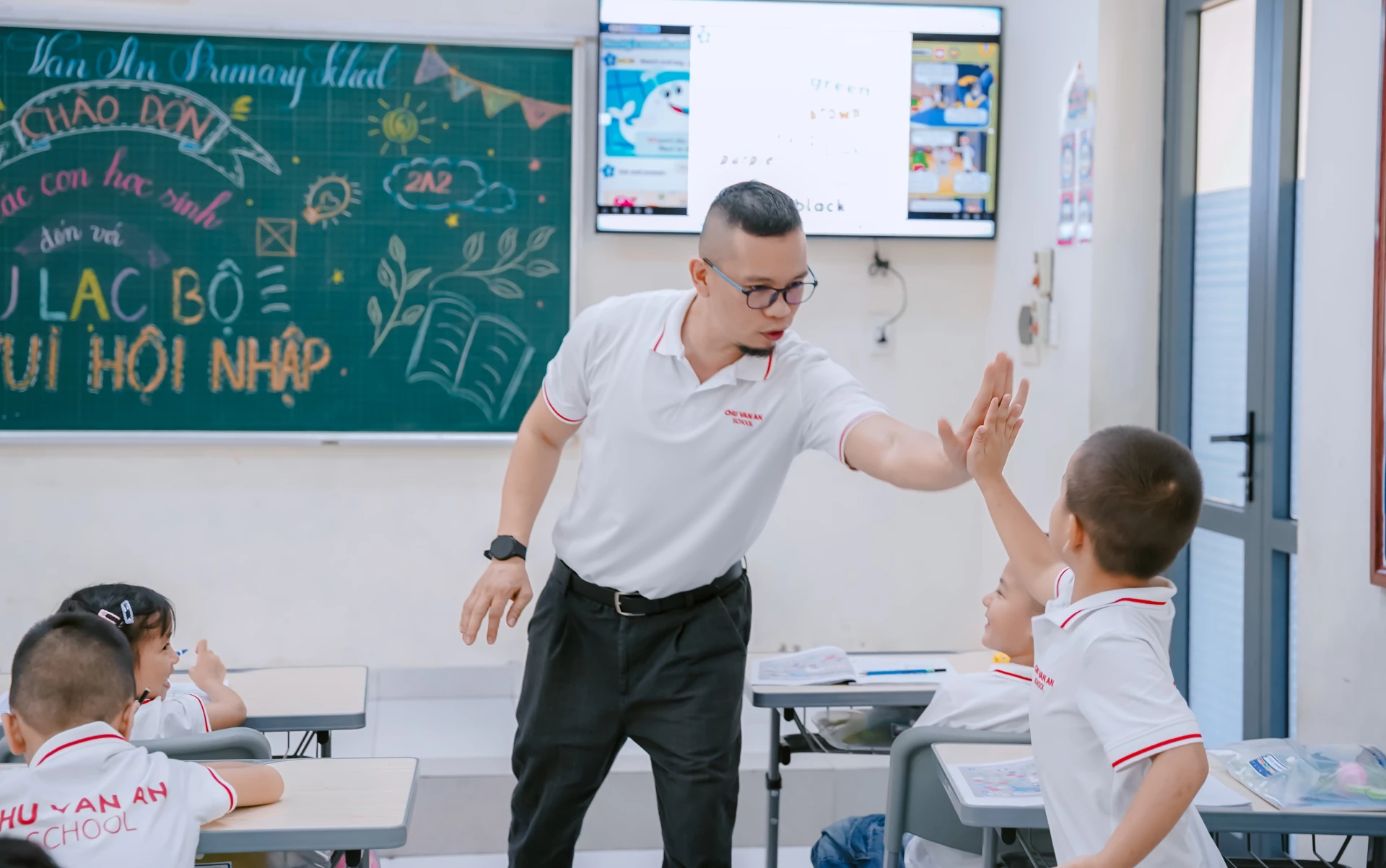 Học sinh giao tiếp Tiếng Anh cùng giáo viên nước ngoài trong lớp học. Ảnh: N.M
