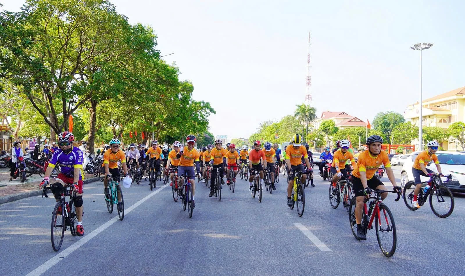 Diễu hành bằng xe đạp hưởng ứng Tháng Hành động vì môi trường - Ảnh: A.T