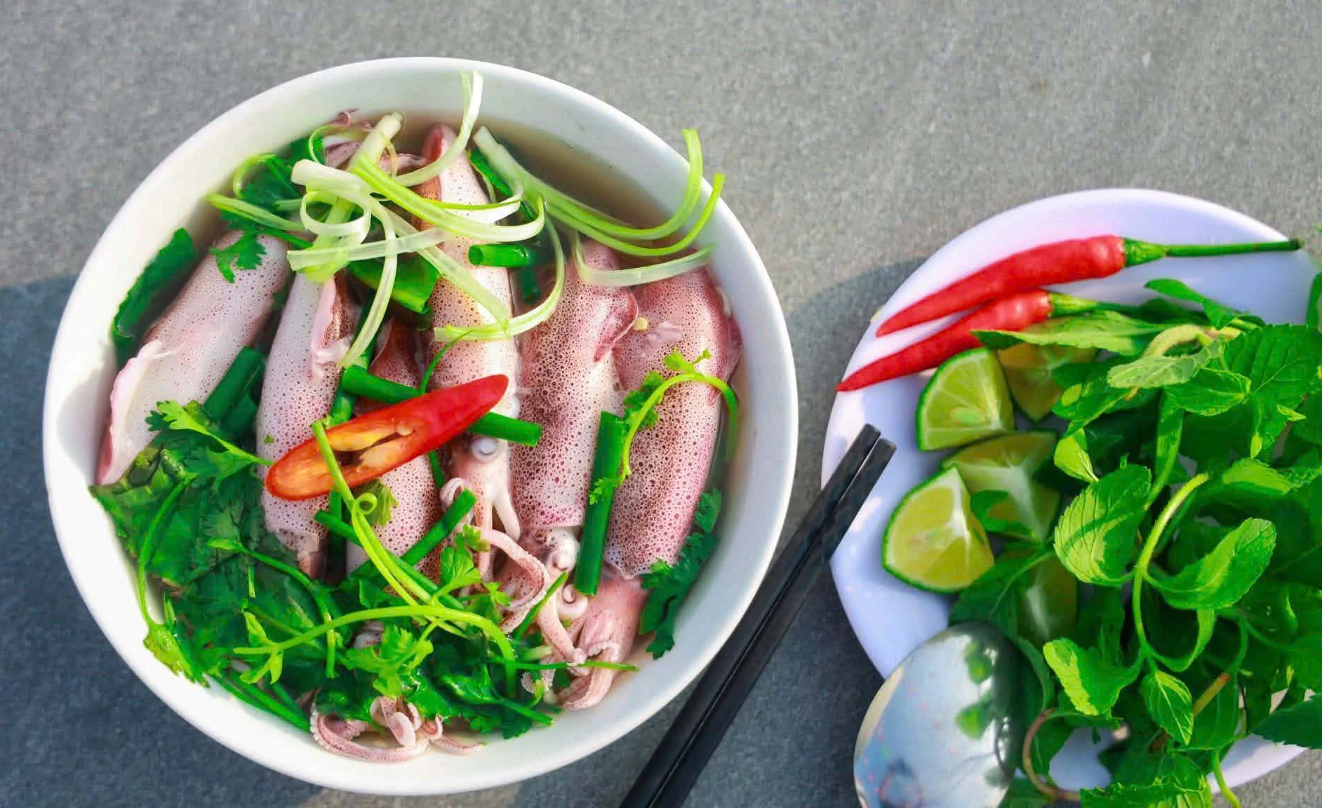 Tô mì tôm mực hấp dẫn thực khách - Ảnh: C.N