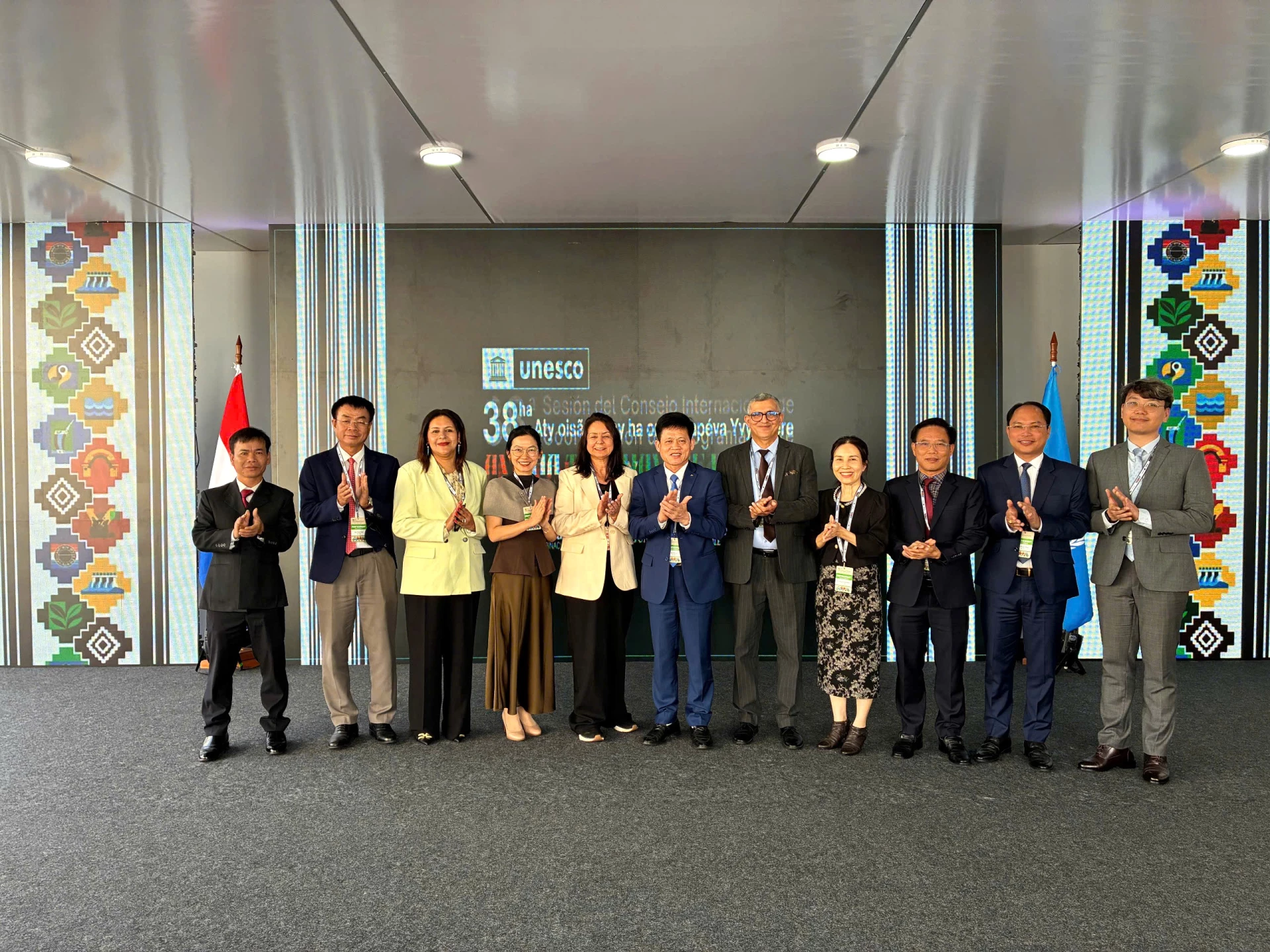 Đoàn công tác tỉnh Quảng Trị chụp ảnh cùng bà Latifa Yaacoubi, Chủ tịch MAB-ICC, nhiệm kỳ 2024 – 2026 và các cộng sự - Ảnh: T.Đ