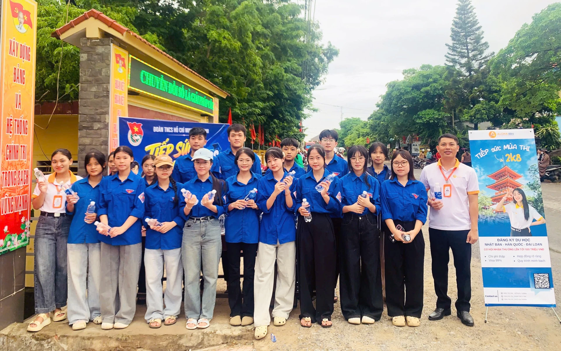 Đoàn viên thanh niên tham gia tiếp sức mùa thi - Ảnh: PV