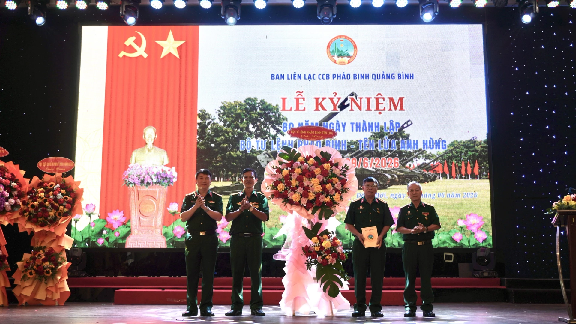 Đại tá Lê Đức Hòe - Ủy viên Ban thường vụ, Phó chính ủy Bộ Tư lệnh Pháo binh – Tên lửa anh hùng đã tặng hoa và quà chúc mừng buổi gặp mặt - Ảnh: H.T