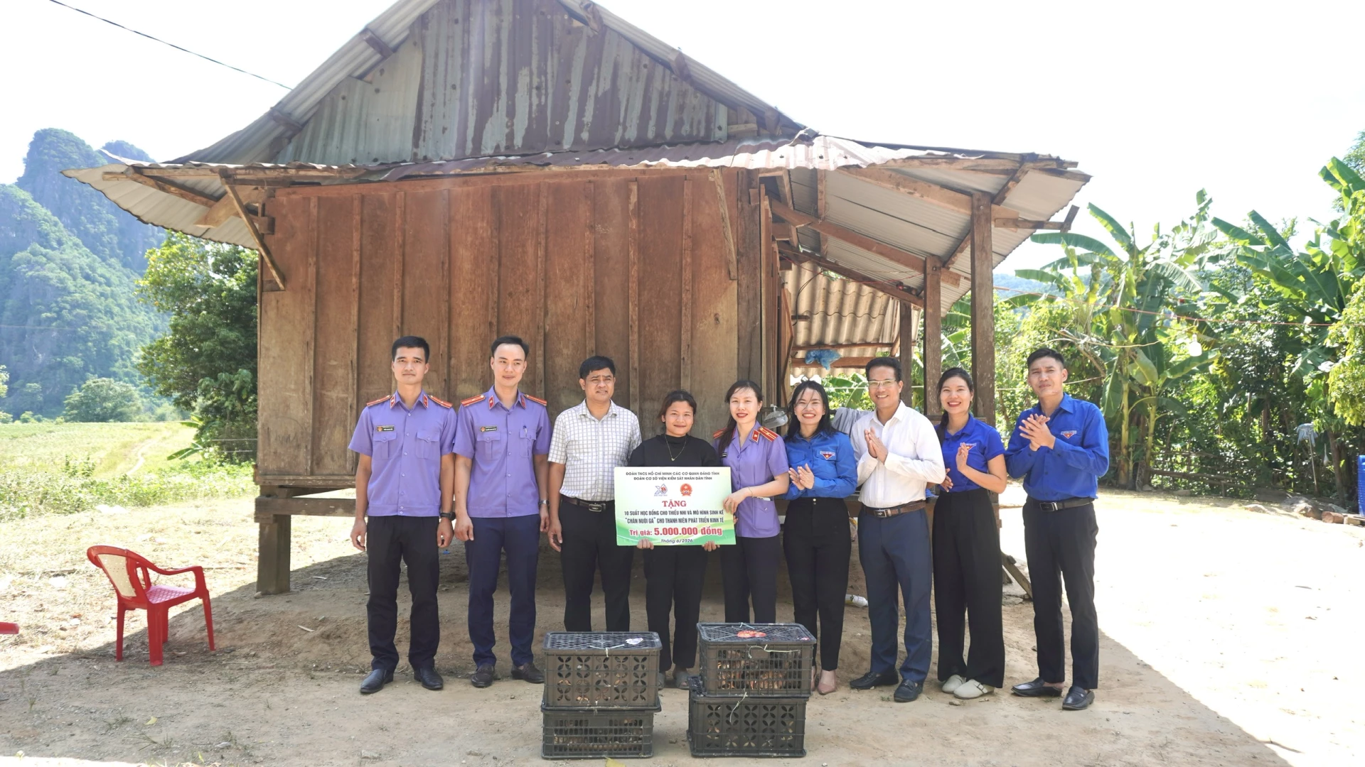 Thanh niên trên địa bàn xã vui mừng đón nhận mô hình sinh kế - Ảnh: H.T