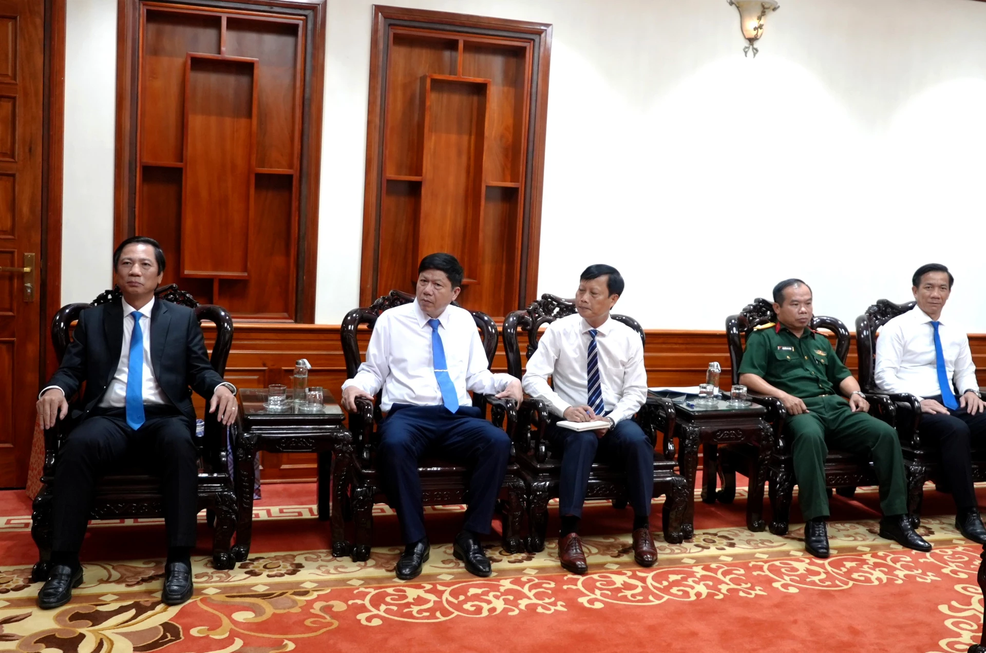 Đồng chí Hoàng Nam, Phó Chủ tịch Thường trực UBND tỉnh và lãnh đạo các sở, ngành tham dự buổi tiếp - Ảnh: T.Đ