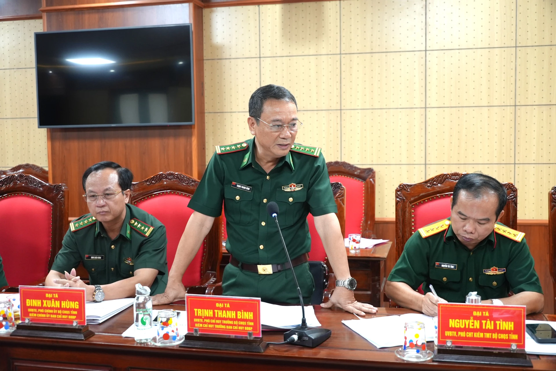 Đại tá Trịnh Thanh Bình, Phó Chỉ huy trưởng Bộ Chỉ huy Quân sự tỉnh kiêm Chỉ huy trưởng Ban chỉ huy BĐBP tỉnh phát biểu tại hội nghị - Ảnh: T.Đ